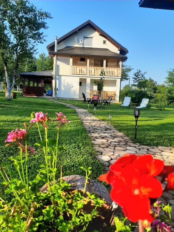 Apartments Paradise Licko Petrovo Selo Dış mekan fotoğraf