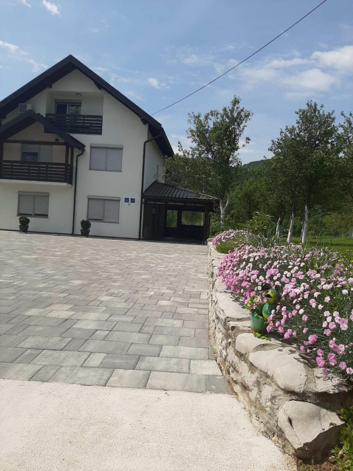 Apartments Paradise Licko Petrovo Selo Dış mekan fotoğraf