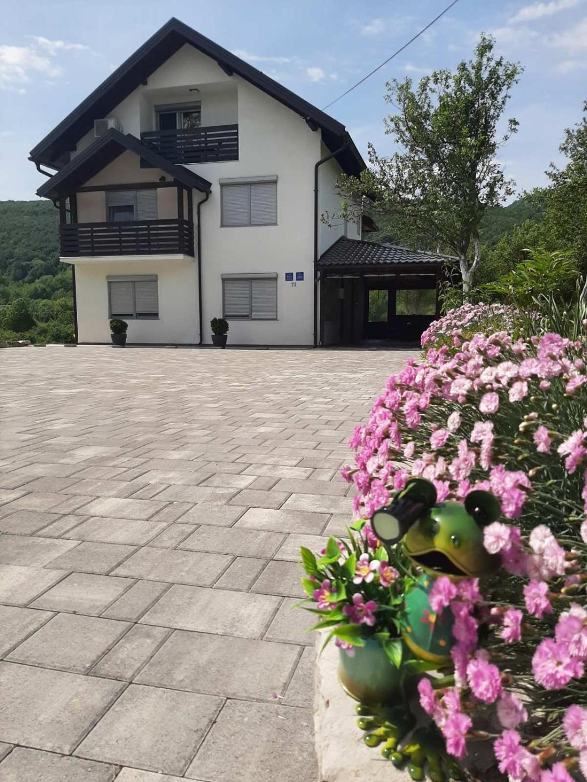 Apartments Paradise Licko Petrovo Selo Dış mekan fotoğraf