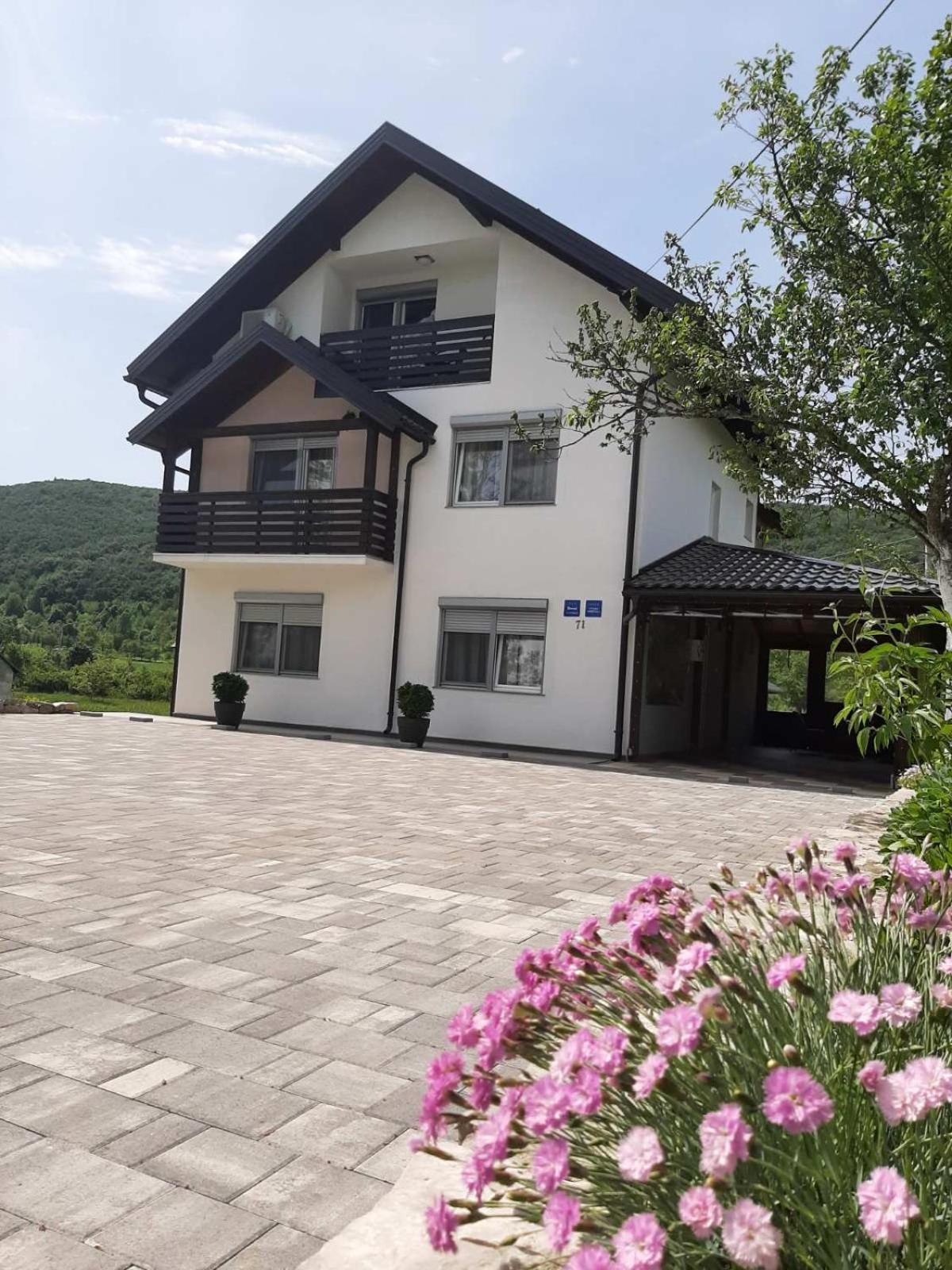 Apartments Paradise Licko Petrovo Selo Dış mekan fotoğraf